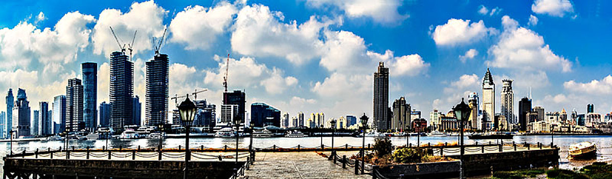 上海市陆家嘴黄浦江外滩码头