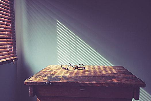 眼镜,书桌,窗户,影子,百叶窗