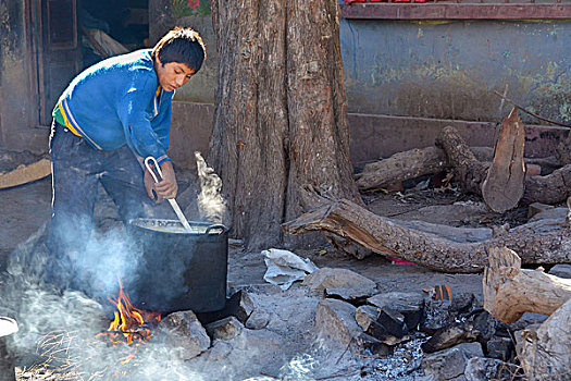 男生,准备,早餐,明火,学校,波托西地区,玻利维亚,南美