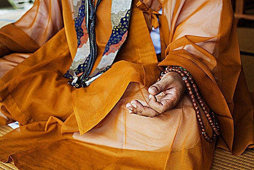 特写,和尚,穿,金色,长袍,坐,双腿交叉,地面,沉思,佛教,手势