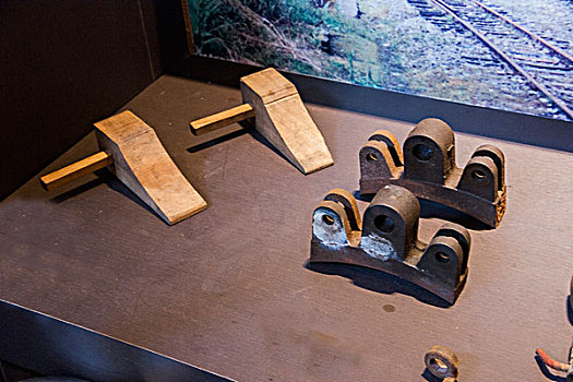 台湾嘉义市阿里山高山博物馆内展示伐木工人和铁路工人使用过的工具