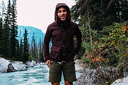 中年,男人,河,穿,兜帽,防水,外套,看镜头,微笑,冰碛湖,班芙国家公园,艾伯塔省,加拿大
