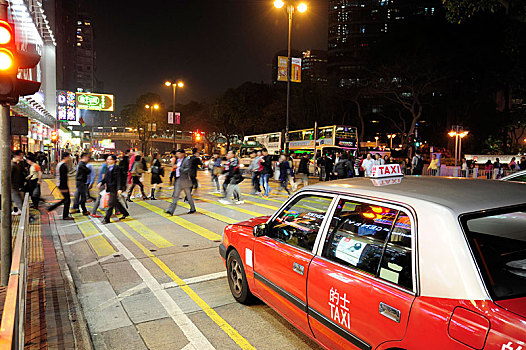 红色,出租车,等待,人行横道,查塔姆,道路,晚上,尖沙嘴,九龙,香港,中国,亚洲