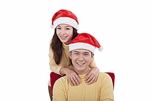 戴着圣诞帽的青年伴侣