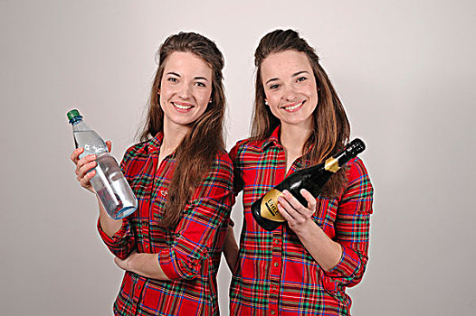 双胞胎,姐妹,一个,拿着,瓶子,矿泉水