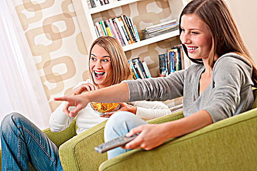 学生,两个,微笑,女青年,看电视,现代生活,房间