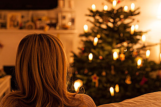 坐,女人,沙发,圣诞树