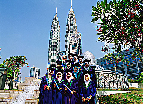 大学,毕业生,照相,公园,主顾,塔楼,背景,吉隆坡,马来西亚