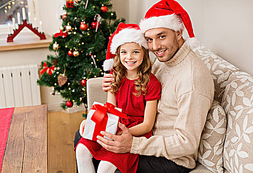 圣诞节,圣诞,冬天,高兴,人,概念,微笑,父亲,女儿,圣诞老人,帽子,拿着,礼盒