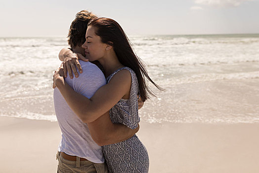 浪漫,年轻,情侣,搂抱,相互,海滩
