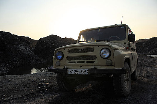 蒙古露天煤矿里的老吉普车,蒙古
