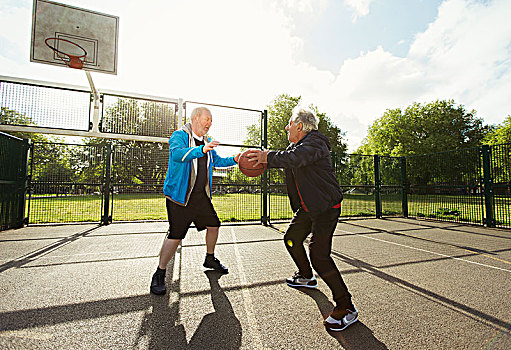活力老人,男人,朋友,玩,篮球,晴朗,公园