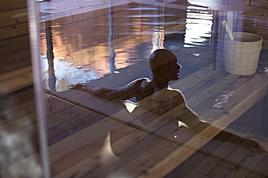 男人,放松,游泳池,反射,玻璃门
