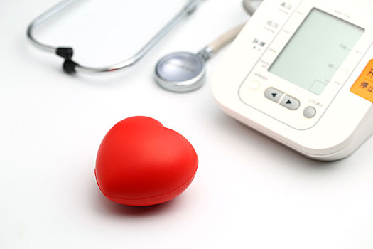 红心,电子血压计,听诊器,放在,白色背景