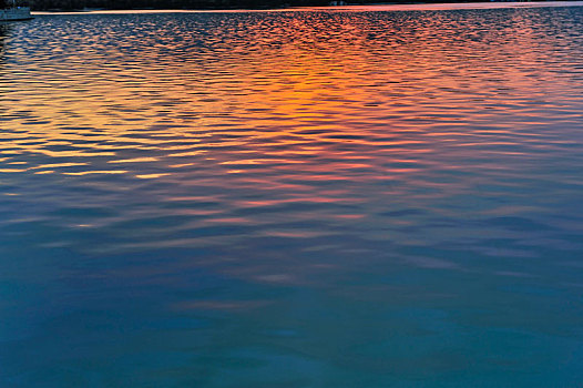 春季里落日夕阳下波光粼粼的昆明湖水