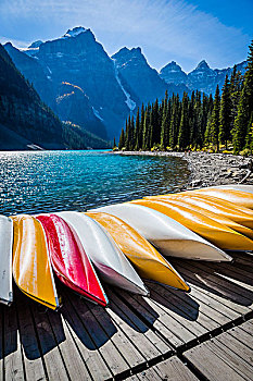 排,独木舟在码头,冰碛湖,班芙国家公园,阿尔伯塔,加拿大
