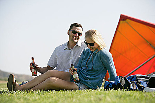 情侣,放松,啤酒,悬挂式滑翔机,背景