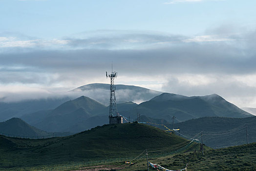群山中的通讯铁塔