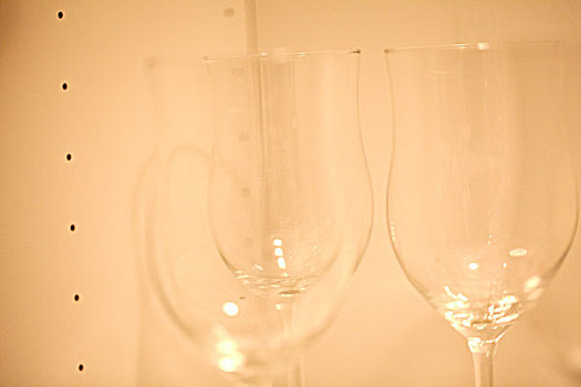 两个透明的红酒杯