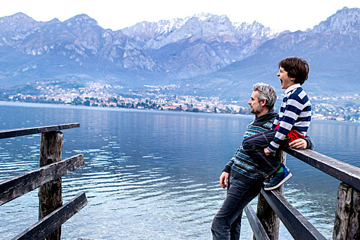 男孩,父亲,向外看,湖岸,码头,科摩湖,伦巴第,意大利