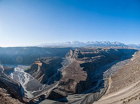 新疆安集海大峡谷谷底冲击的扇形丘陵