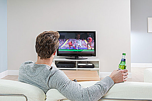男青年,看,足球,电视,啤酒瓶