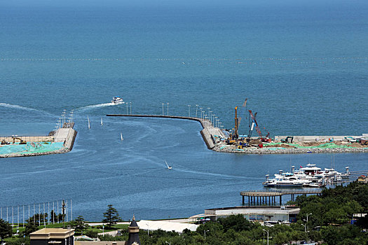 海滨旅游季火爆开启,游客乘风破浪畅游蔚蓝大海