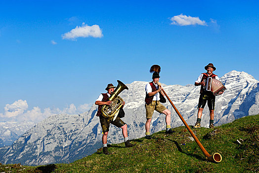 三个,民俗,音乐人,演奏,正面,山脉全景,传统服装,后面,巴伐利亚,上巴伐利亚,德国,欧洲