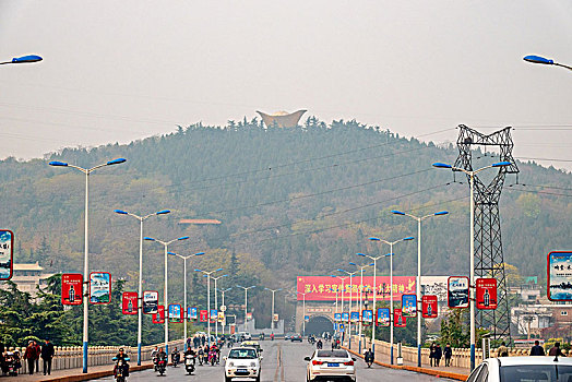 河北邯郸,世界最大元宝3层楼高元宝亭,入选第三届中国十大丑陋建筑