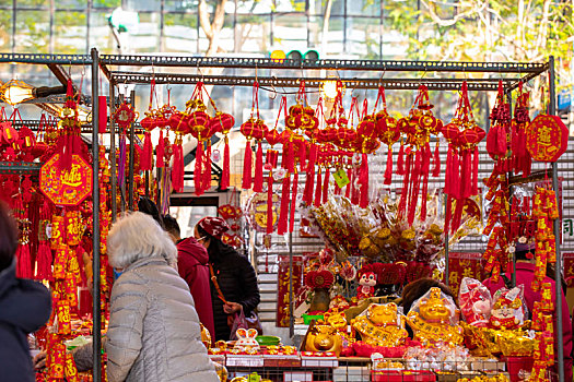 中国春节年货大街贩卖春节传统饰品的摊贩