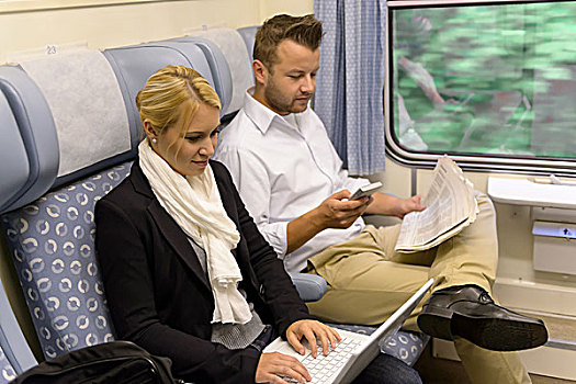 女人,笔记本电脑,男人,报纸,列车