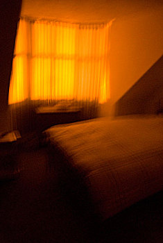 模糊,卧室,展示,床,正面,窗户,橙色,发光,街道,亮光,帘,邓弗姆林,苏格兰,2009年
