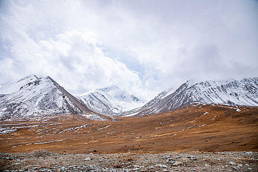 塔什库尔干塔吉克自治县红其拉甫口岸旁的喀喇昆仑山群山山脉