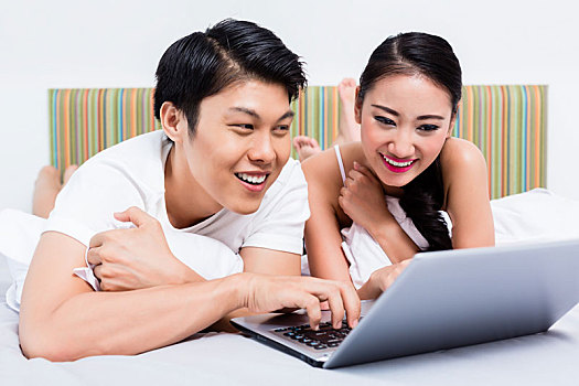 亚洲人,情侣,卧室,上网,电脑