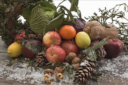 水果,蔬菜,坚果,冷杉松果,木桌子,户外