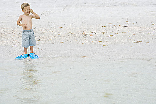 男孩,穿,脚蹼,海滩,站立,水边,揉眼