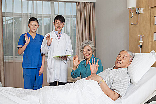 醫(yī)生和老年夫婦患者