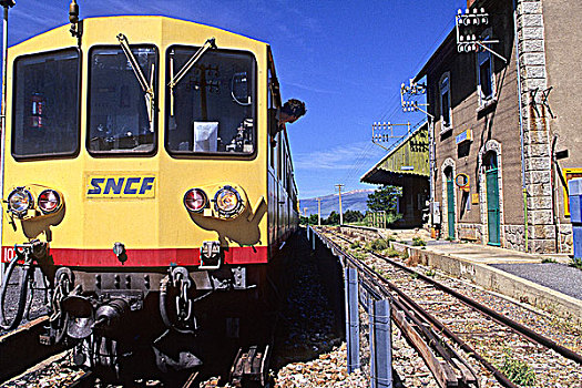 法国,朗格多克-鲁西永大区,黄色,列车,车站,靠近,字体
