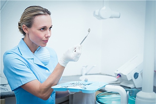 女性,牙医,拿着,牙科工具