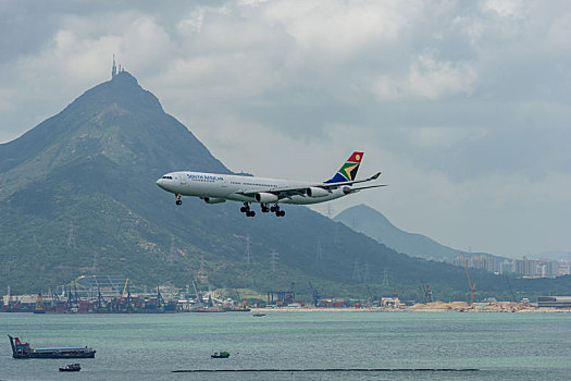 一架南非航空的飞机正降落在香港国际机场