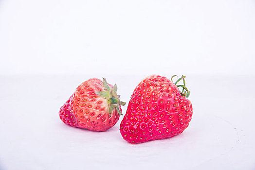 白色背景中两个草莓特写