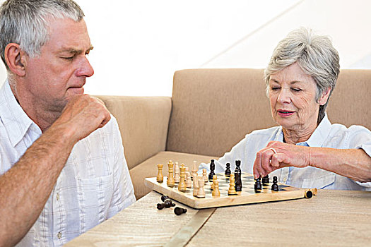 老年,夫妻,坐在地板上,玩,下棋