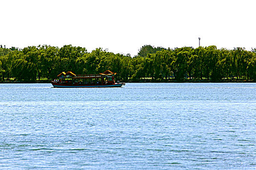 颐和园昆明湖上的游船