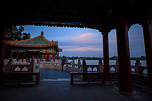 北京北海公园夜景