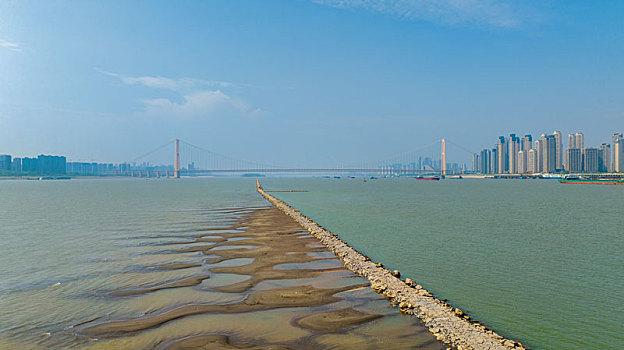 中国武汉杨泗港长江大桥与露出的江中小路