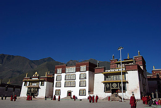 西藏昌都强巴林寺