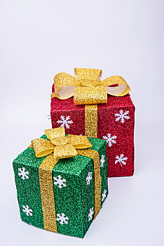 白色背景中的彩色圣诞礼盒