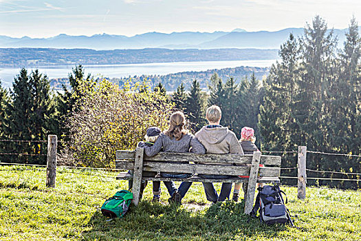 后视图,家庭,坐,公园长椅,向外看,风景,巴伐利亚,德国