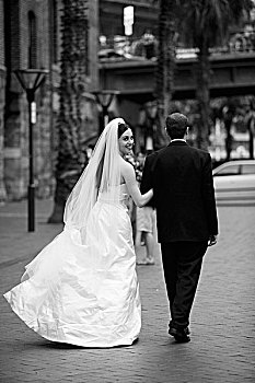 新娘,穿,长,白色长裙,新郎,黑色套装,走,街道,黑白图片