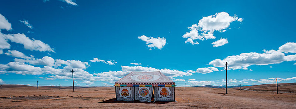 四川甘孜藏族自治州的草原与帐篷